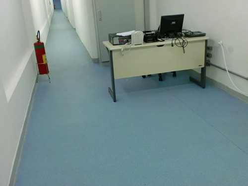 Piso vinílico em manta